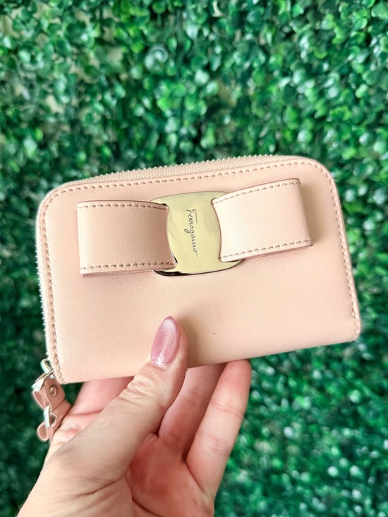 Salvatore Ferragamo Handbags - Salvatore Ferragamo Blush Pink Vara Bow Zip Card Case